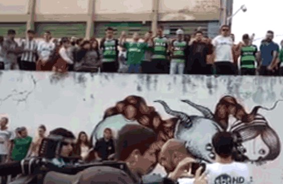 Rezo masivo de los hinchas en Brasil