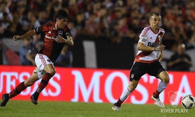 River cayó ante Newell's y se aleja de la cima