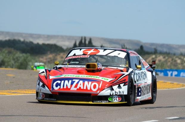 Rossi mantuvo la pole y se agarró feo con Canapino
