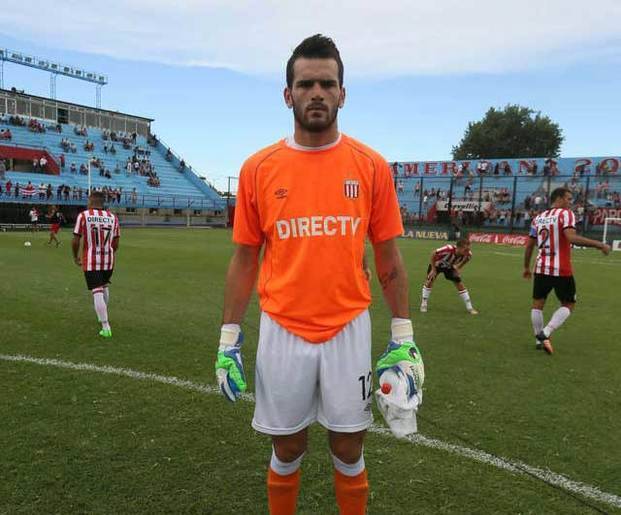 Sappa se prueba los guantes para atajar contra River