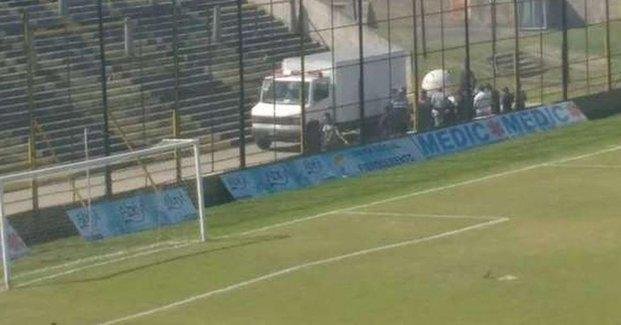 Una réplica de granada fue encontrada en un estadio de la Primera B Metropolitana