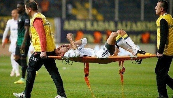 Van Persie recibió un fuerte golpe en un ojo y aseguran que podría perderlo