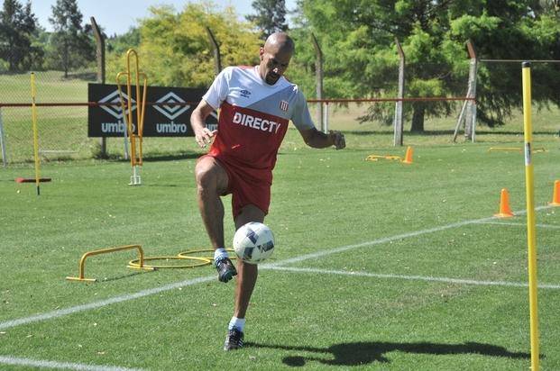 “Verón tiene que saber  que será un jugador más”