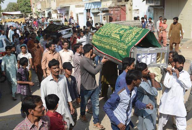 Más de 50 víctimas fatales por un ataque suicida en Pakistán