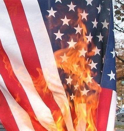 Trump amenazó con sacarle la ciudadanía o encarcelar a quien queme la bandera de EEUU