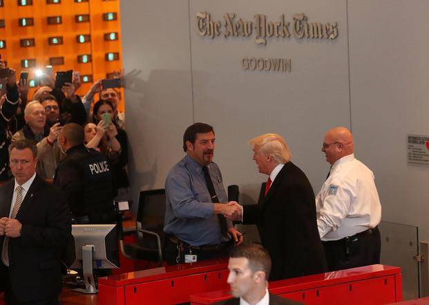 Trump da marcha atrás y no va a investigar a Hillary por los mails