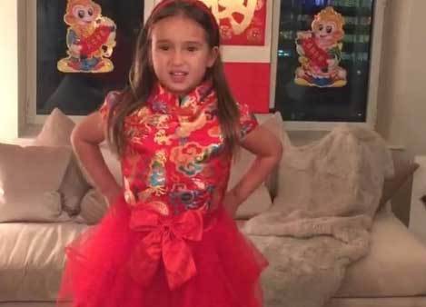 Una nieta del magnate conquista a los chinos al recitar en mandarín