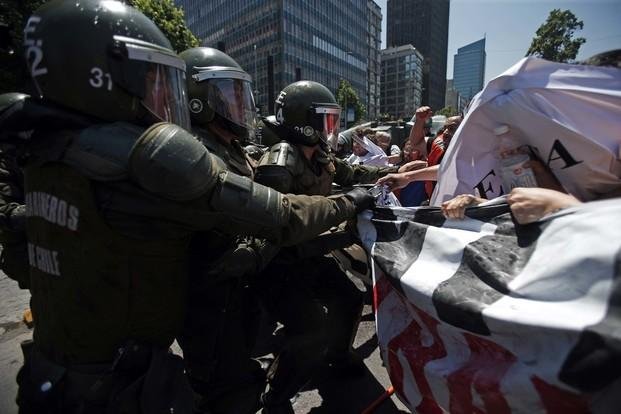 Violentas protestas contra las jubilaciones privadas en Chile