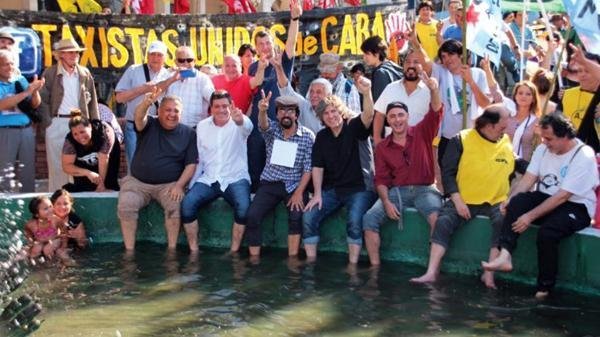 Boudou, Mariotto, D'Elía y Esteche se lavaron los pies en la fuente de Plaza de Mayo