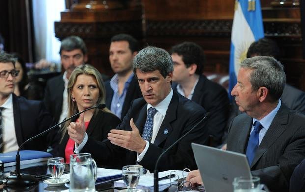 Prat Gay defendió el endeudamiento