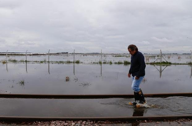En Tejedor volvió a llover fuerte y agravó el drama de la inundación