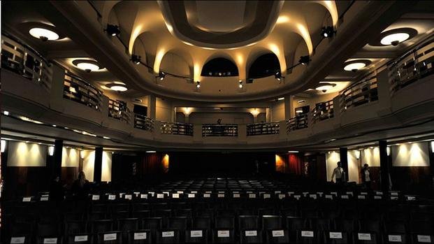 Mujer arrojó al vacío en un teatro a nena de cinco años