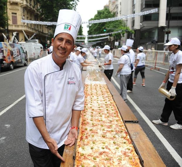 Una pizza record de 500 metros para ayudar a chicos down