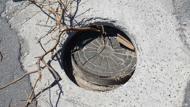 Advierten por un sumidero peligroso en 517  y 6 bis