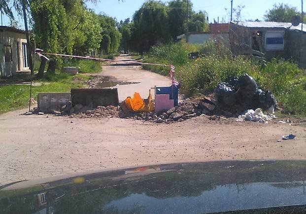 Aguas servidas y calle obstruida
en 618 y 5 bis