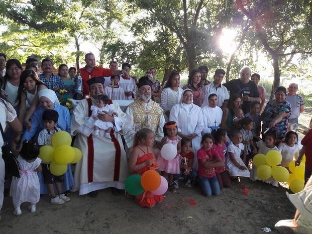 Bautismos masivos con decenas de familias de Lisandro Olmos y Romero