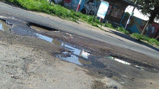 Calle repleta de pozos en Los Hornos