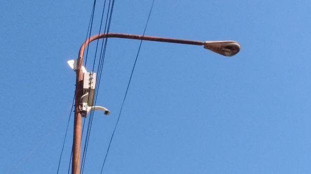 Denuncian que una cámara de monitoreo y luminarias están averiadas en 120 y 524
