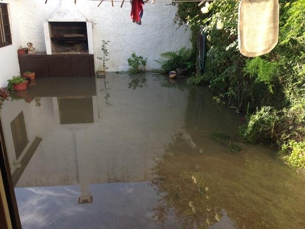 Desborde cloacal complica a los vecinos de 8 y 37