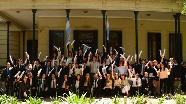 Egresados de ingeniería reciben sus diplomas
