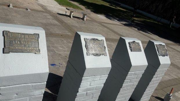 Los Hornos: restauran monumentos que fueron vandalizados