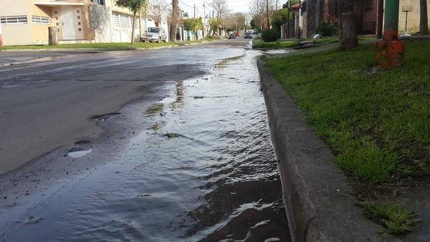 Reclamos por un enorme desborde cloacal en Villa Elvira