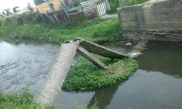 Se desmoronó un puente clave 
en barrio de 92 y 118