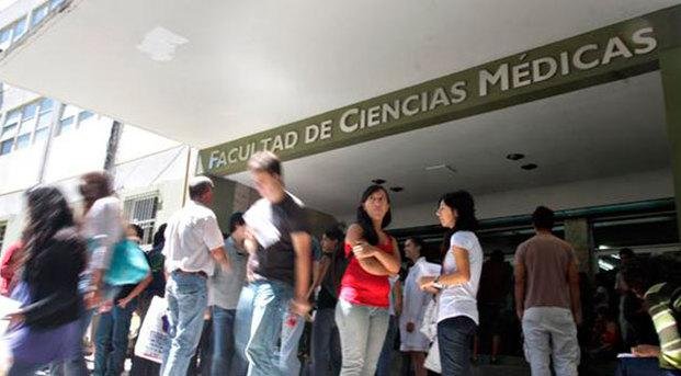 Se reaviva la polémica por los títulos de Medicina