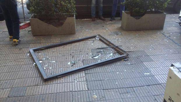 Susto en diagonal 80, 2 y 3: cayó al vacío
una ventana y de milagro no hubo heridos