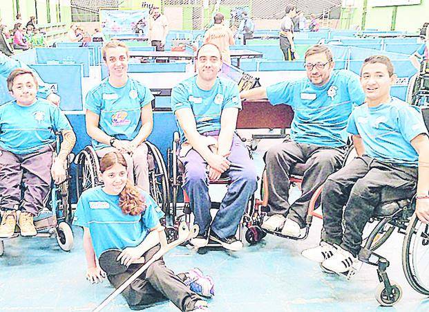 Tres chicos de un club platense participan de torneo de tenis adaptado
