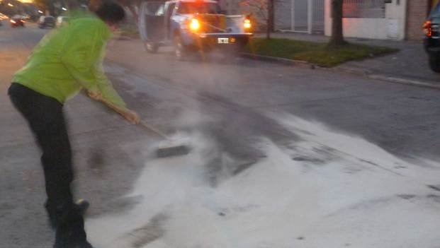 Un nuevo derrame de combustible 
complicó el tránsito en la Ciudad