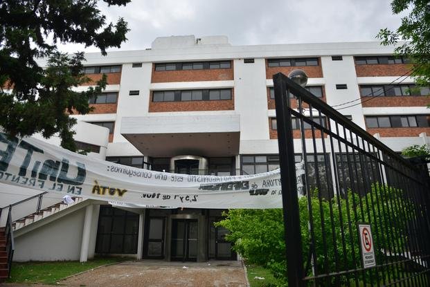 Una escuela que nació antes que la facultad