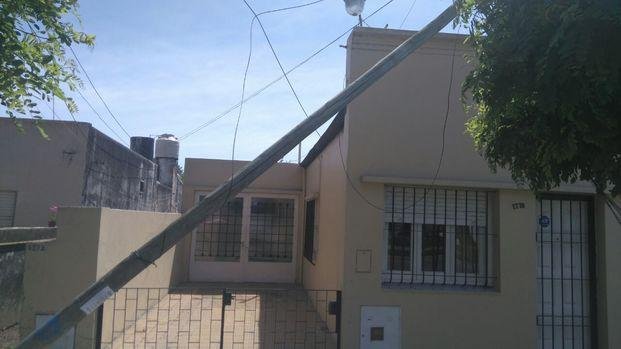 Urgente pedido de una familia de Los Hornos
por un poste caído en la puerta de su casa
