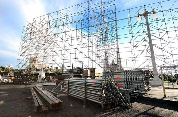 Ya empezaron a armar el escenario para el festejo del 19 de Noviembre