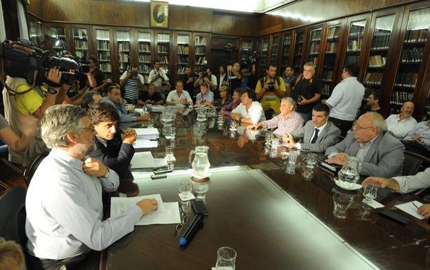 Negocian el pase a planta de 15 mil contratados bonaerenses