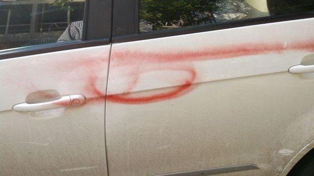 Aparecieron graffitis en varios autos estacionados