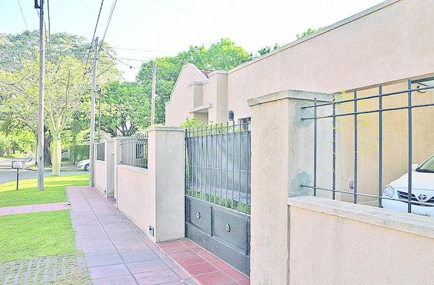 Ataron a dos personas y huyeron con el vehículo de una familia
