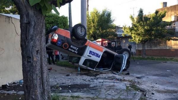 Chocaron dos patrulleros, uno volcó y tres policías resultaron heridos