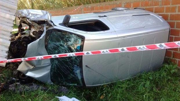 Chocó contra una parada de micros en Berisso y volcó