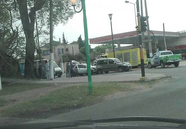 Cuatro personas al hospital tras un triple choque en el barrio San Carlos