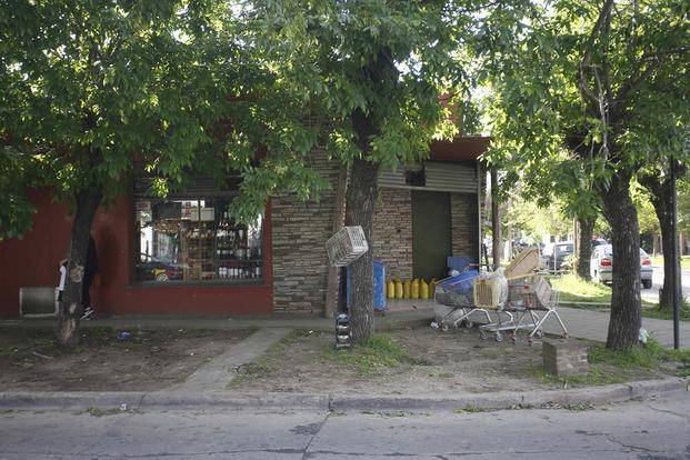 Encapuchados los redujeron a palazos para robarles la caja