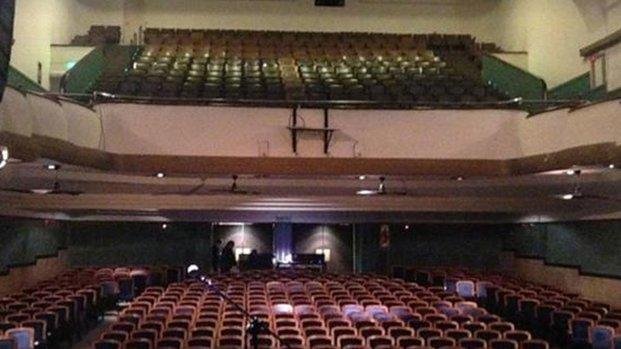 En un teatro porteño una mujer con problemas psiquiátricos arrojó al vacío a una niña