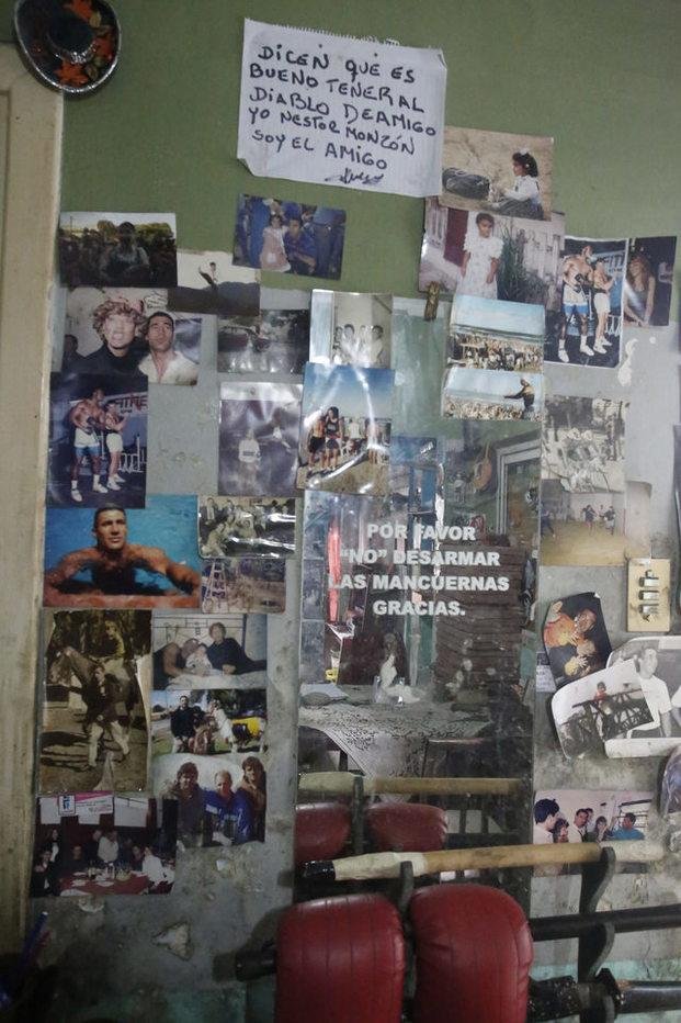 Entre fotos, frases, recortes viejos  y trajes colgados,  el espanto
