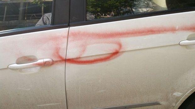 Pintaron graffitis en varios autos estacionados en barrio Norte