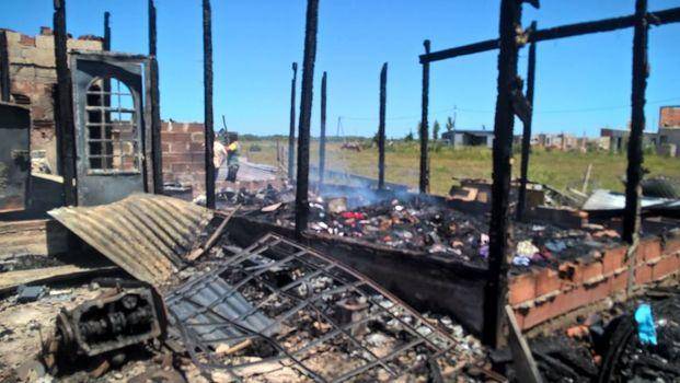 Por dos incendios en barrios distintos, tres mujeres en la calle