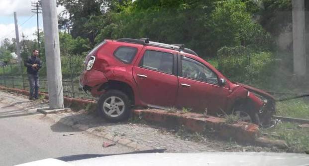 Protagonizó un accidente y terminó
subido a las vías, en 1 y 32