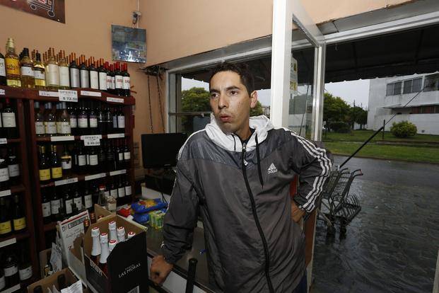 Robaron en un local y lesionaron a un policía