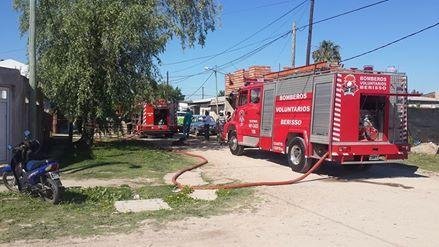 Se incendió una casa en Berisso y creen que fue un ataque intencional
