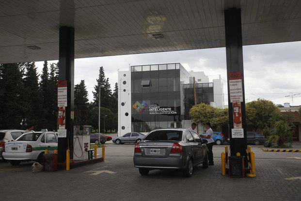 Tres ladrones en moto asaltan una GNC y escapan a los tiros