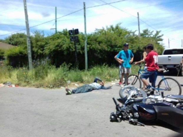 Un joven herido a raíz de un choque entre una moto y una camioneta